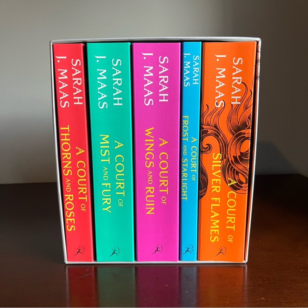 A court bundle of 5 books by Sarah Maas